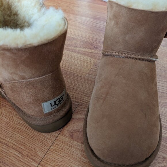 NWOT Mini Bailey Button Boots by UGG - Picture 4 of 7